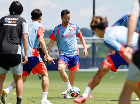 　チュニジア戦に向け調整する吉田ら＝ナッシュビル近郊（共同）