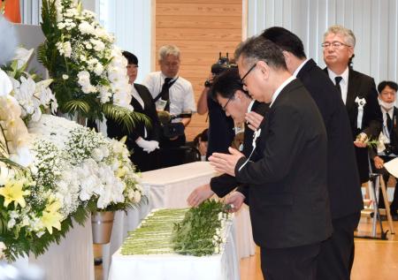　２０２０年７月豪雨の追悼式で献花する参列者＝２９日午前、熊本県人吉市役所