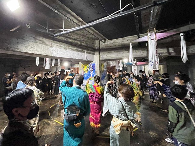 白鳥おどりを楽しむ参加者＝東京都足立区、ＢＵｏＹ（佐藤智彦さん提供）
