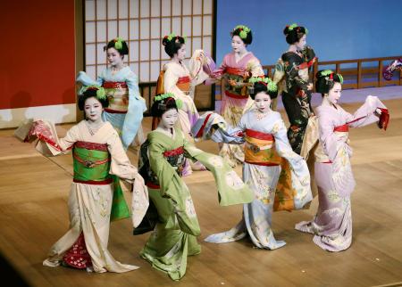 　京都五花街合同公演「都の賑い」のリハーサル「総ざらえ」で舞を披露する舞妓＝２７日午後、京都市東山区