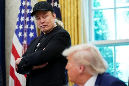 　米ホワイトハウスで開かれた記者会見に出席したイーロン・マスク氏（左）とトランプ大統領＝５月３０日（ロイター＝共同）