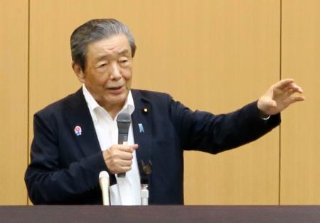 　講演する自民党の森山幹事長＝１５日午後、和歌山県みなべ町