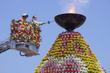 　「ひろしまフラワーフェスティバル」で「花の塔」に「平和の灯」をともす広島市の松井一実市長＝３日午前、広島市中区