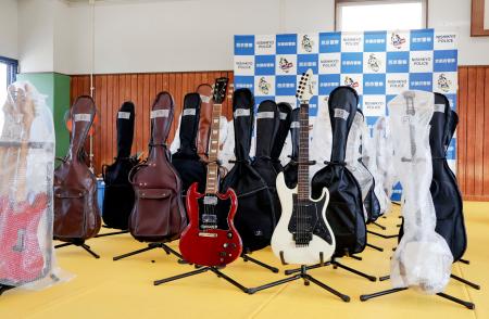 　押収されたギター＝２３日午後、京都・西京署