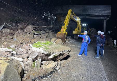 　能登半島地震で行われた「道路啓開」の作業＝２０２４年１月、石川県輪島市（国交省提供）