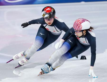 　調整するショートトラック女子の中島未莉（左）。右は長森遥南＝ミラノ（共同）