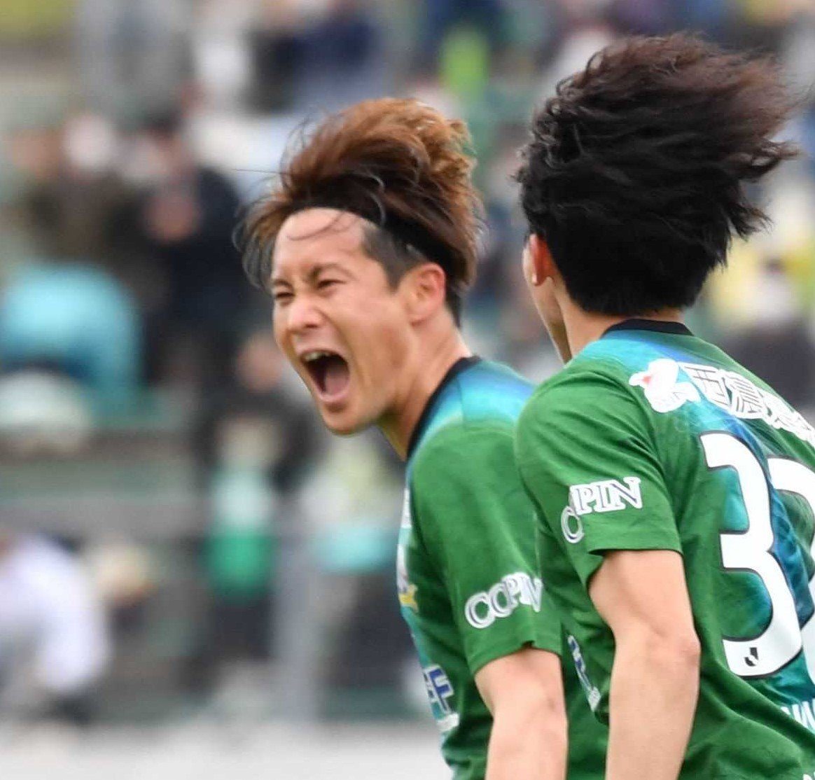 ＦＣ岐阜×松本＝前半４７分、同点ゴールを決めて喜ぶＦＣ岐阜のＦＷ菊池（左から２人目）＝長良川競技場