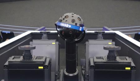 　新プラネタリウムの光学式投映機（中央の球体）と８Ｋ映像プロジェクター＝１６日午後、相模原市立博物館