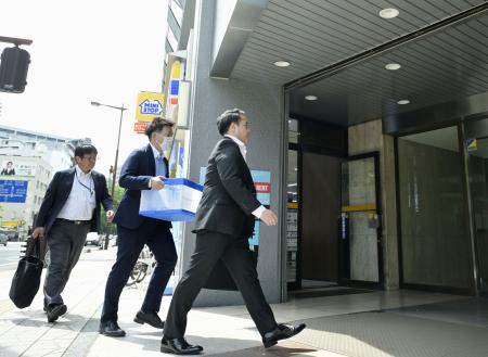 　立ち入り検査のため旅行業「ハローワールド」の入居するビルに入る宮城県の職員ら＝２７日午後、仙台市