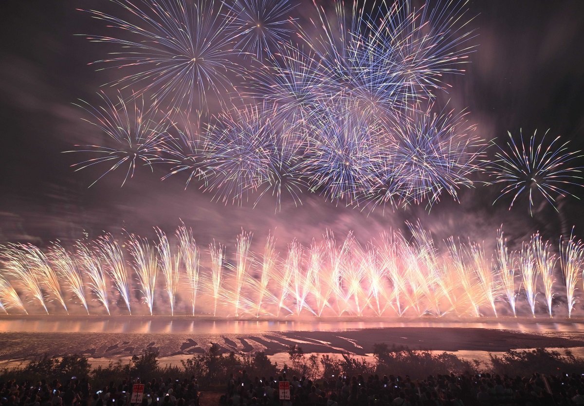 ぎふ長良川花火大会の冒頭を飾った超ウルトラワイドミュージックスターマイン＝９日午後７時３５分、岐阜市の長良川（撮影・堀尚人）