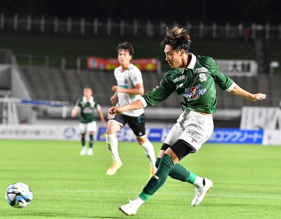 ＦＣ岐阜×岩手＝後半、クロスを送るＦＣ岐阜のＭＦ北＝長良川競技場