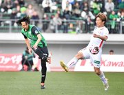 ＦＣ岐阜×名古屋＝前半、味方にパスを出すＦＣ岐阜のＤＦ甲斐。右は名古屋の永井＝長良川競技場