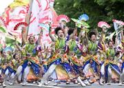 　「ＹＯＳＡＫＯＩソーラン祭り」がフィナーレを迎え、パレードする踊り子＝１４日午後、札幌市中央区