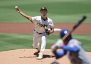 　米大リーグ、メッツ戦で今季初勝利を挙げたパドレスのダルビッシュ有。日本選手歴代最多となる日米通算２０４勝目を飾った＝３０日、サンディエゴ（共同）