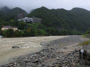 濁った水が流れる飛騨川＝１７日午前、下呂市湯之島