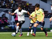 北九州×ＦＣ岐阜＝前半、右サイドをドリブルで駆け上がるＦＣ岐阜のＦＷ浮田＝ミクニワールドスタジアム北九州
