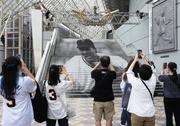　東京ドームの「長嶋ゲート」で写真を撮るファンら＝６日
