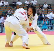 　女子４８キロ級決勝で、宮崎日大・植田こころ（手前）を攻める広島皆実・富田伊央莉＝和歌山ビッグホエール