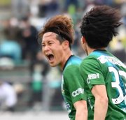 ＦＣ岐阜×松本＝前半４７分、同点ゴールを決めて喜ぶＦＣ岐阜のＦＷ菊池（左から２人目）＝長良川競技場