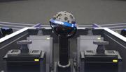 　新プラネタリウムの光学式投映機（中央の球体）と８Ｋ映像プロジェクター＝１６日午後、相模原市立博物館