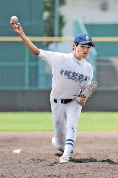池田×可児工＝７回⅔を１安打無失点、１０奪三振と好投した池田先発の青山＝大垣北公園