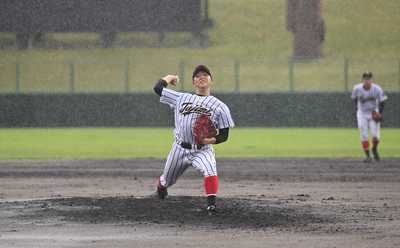 中京×多治見＝雨が降る中、マウンドで踏ん張る多治見の先発小島＝土岐総合