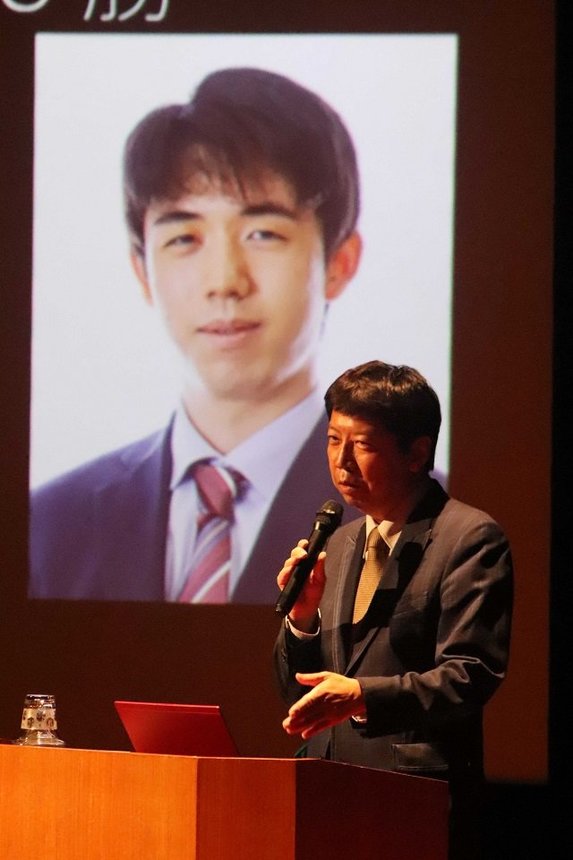 弟子・藤井聡太八冠とのエピソードから導き出した教育論を語る杉本昌隆八段＝岐阜県安八郡神戸町神戸、町中央公民館