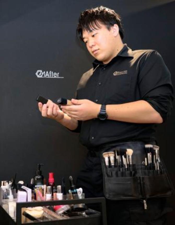 　男性向けメーク専門店「メンズメイク・コレクション」でレッスンを担当する加藤頌基さん＝７月、名古屋市