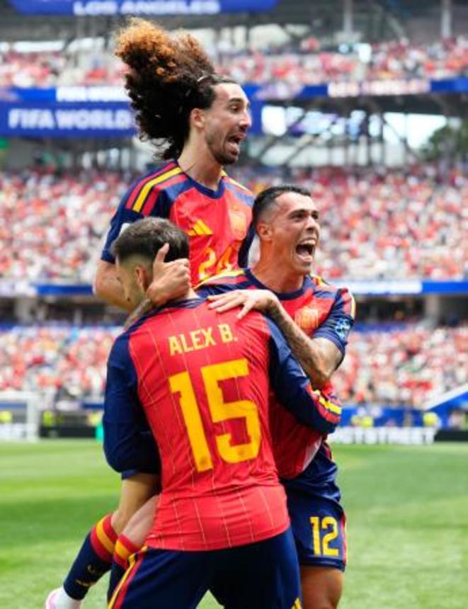 　スペイン―オーストリア　後半、チーム２点目のゴールを決め喜ぶスペインのポロ（右）＝ロサンゼルス（共同）