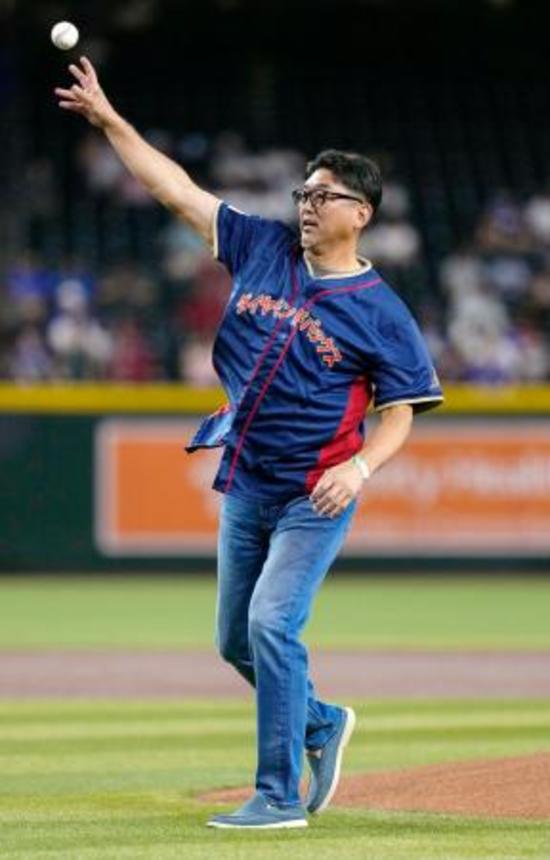　ダイヤモンドバックス―ドジャース戦で始球式を務める斎藤隆さん＝フェニックス（共同）
