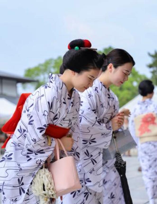 　「お千度」で芸の上達や無病息災を祈願する浴衣姿の舞妓や芸妓＝３日午前、京都市東山区の八坂神社