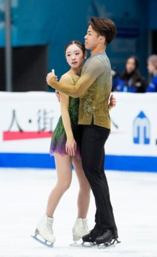 　ペア・フリーの演技を終えた長岡柚奈（左）、森口澄士組＝北京（共同）