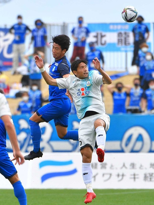 沼津×ＦＣ岐阜＝前半、空中で相手と競り合うＦＣ岐阜の田中（右）＝静岡県営愛鷹多目的競技場
