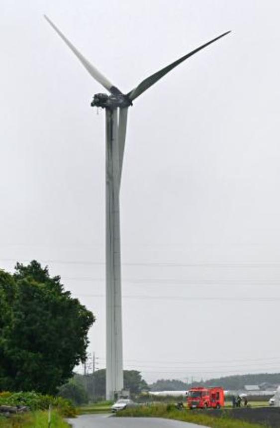 　燃えていると通報があった風車＝２４日午後、鳥取県琴浦町