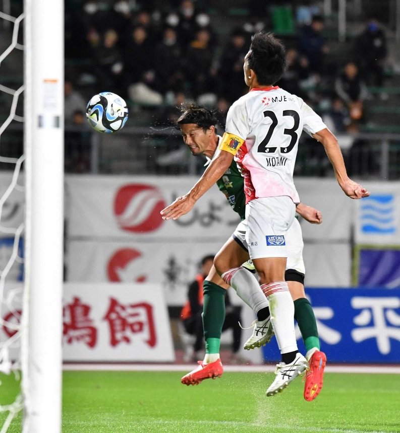 ＦＣ岐阜×奈良＝後半１３分、クロスにヘディングで合わせ、ゴールを決めるＦＣ岐阜のＦＷ山内＝長良川競技場