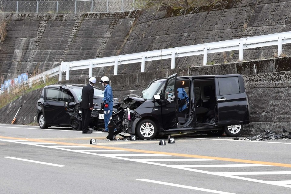 衝突した２台の乗用車＝１４日午後、下呂市小坂町小坂町、国道４１号