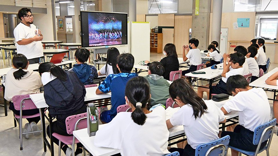 花火大会の楽しみ方を説明する村瀬功さん＝岐阜市大工町、岐阜小学校