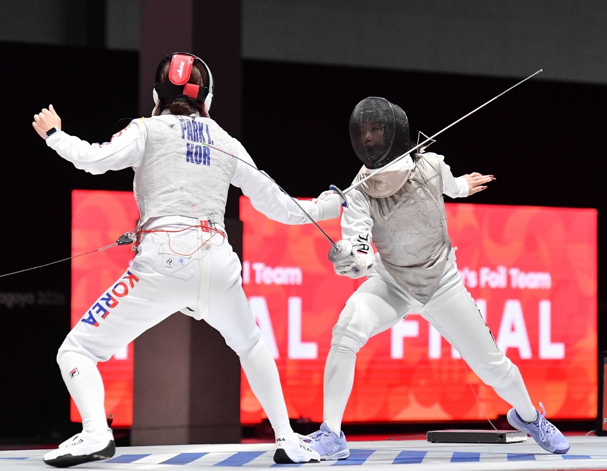 女子フルーレ団体決勝・日本×韓国＝果敢に攻める日本の辻すみれ（右）＝愛知県国際展示場（撮影・山田雄大）