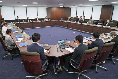 　厚労省で開かれた中央最低賃金審議会の小委員会＝４日午前
