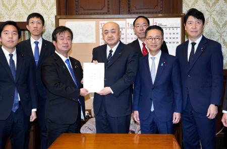 　「政党ガバナンス強化法案」を参院に提出する国民民主党＝１２日午後、国会