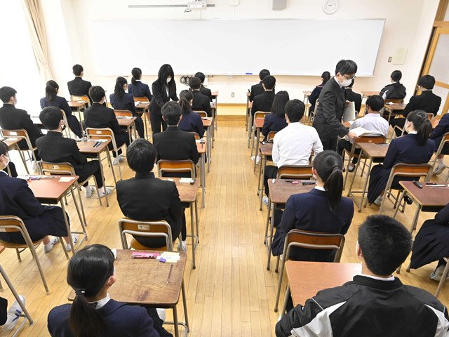 コロナ対策で間隔を空けた会場で試験開始を待つ受験生＝３日午前９時１０分、岐阜市大縄場、岐阜高校