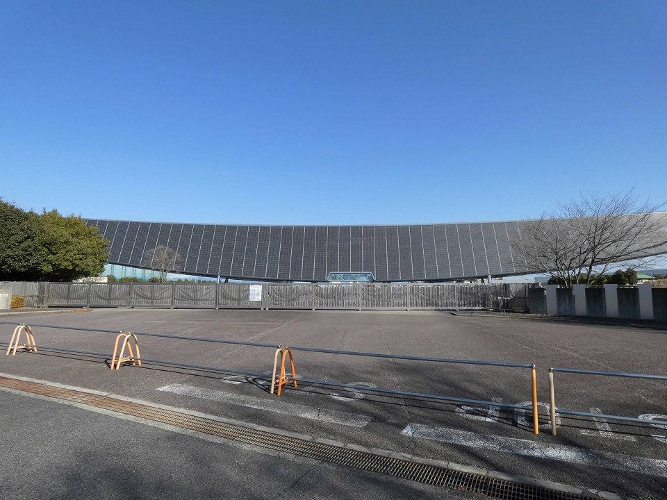 正面玄関は閉鎖され、立ち入りできないようになっている＝岐阜県安八郡安八町大森（２０２３年１月１７日撮影）