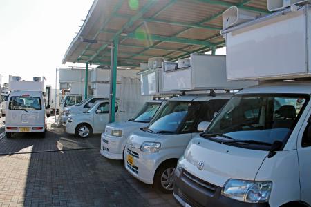 　選挙仕様への「改造」を待つレンタカー＝１４日、神奈川県大井町