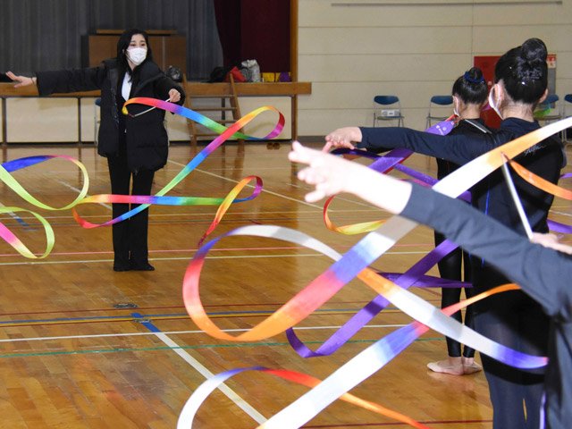 自身の原点ともいえるＡＬＦＡ新体操クラブで子どもたちにリボンの指導をする松原梨恵さん＝１１月２９日、岐阜市内