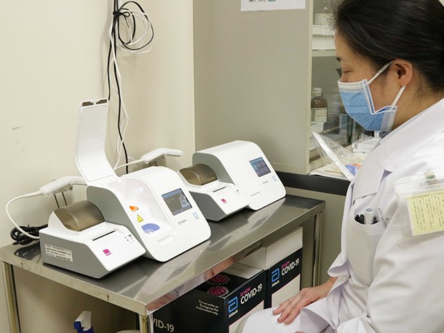 飛騨市が市内の医療機関に無償で貸し出す検査機器＝同市神岡町東町、市民病院