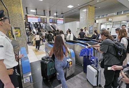 　ＪＲ浜松駅の新幹線ホームに向かう利用客＝２０２４年
