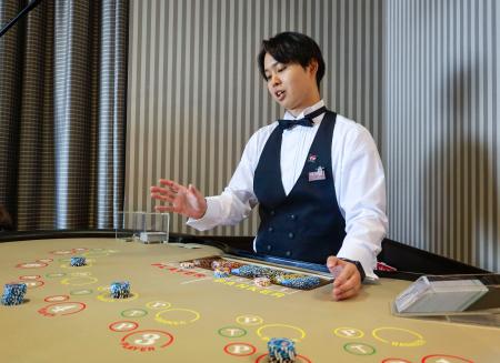 　カジノのディーラーのデモンストレーション＝１５日、大阪市