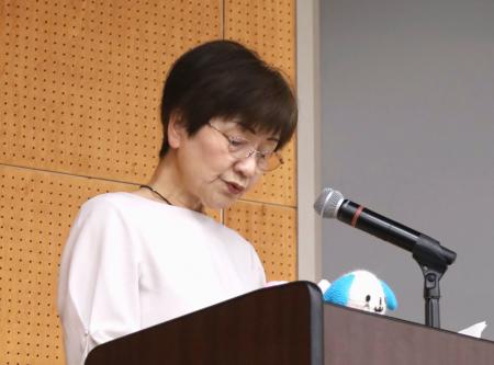 　講演する大西まゆみさん＝８日午前、三重県名張市の県立名張高