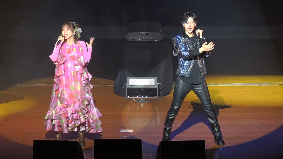 よよよちゃん（左）と松浦航大さんが登場した歌まねスペシャルライブ＝多治見市十九田町、バロー文化ホール