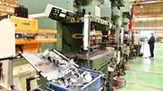 プレス加工で製造される自動車部品＝同町酒倉、金武産業